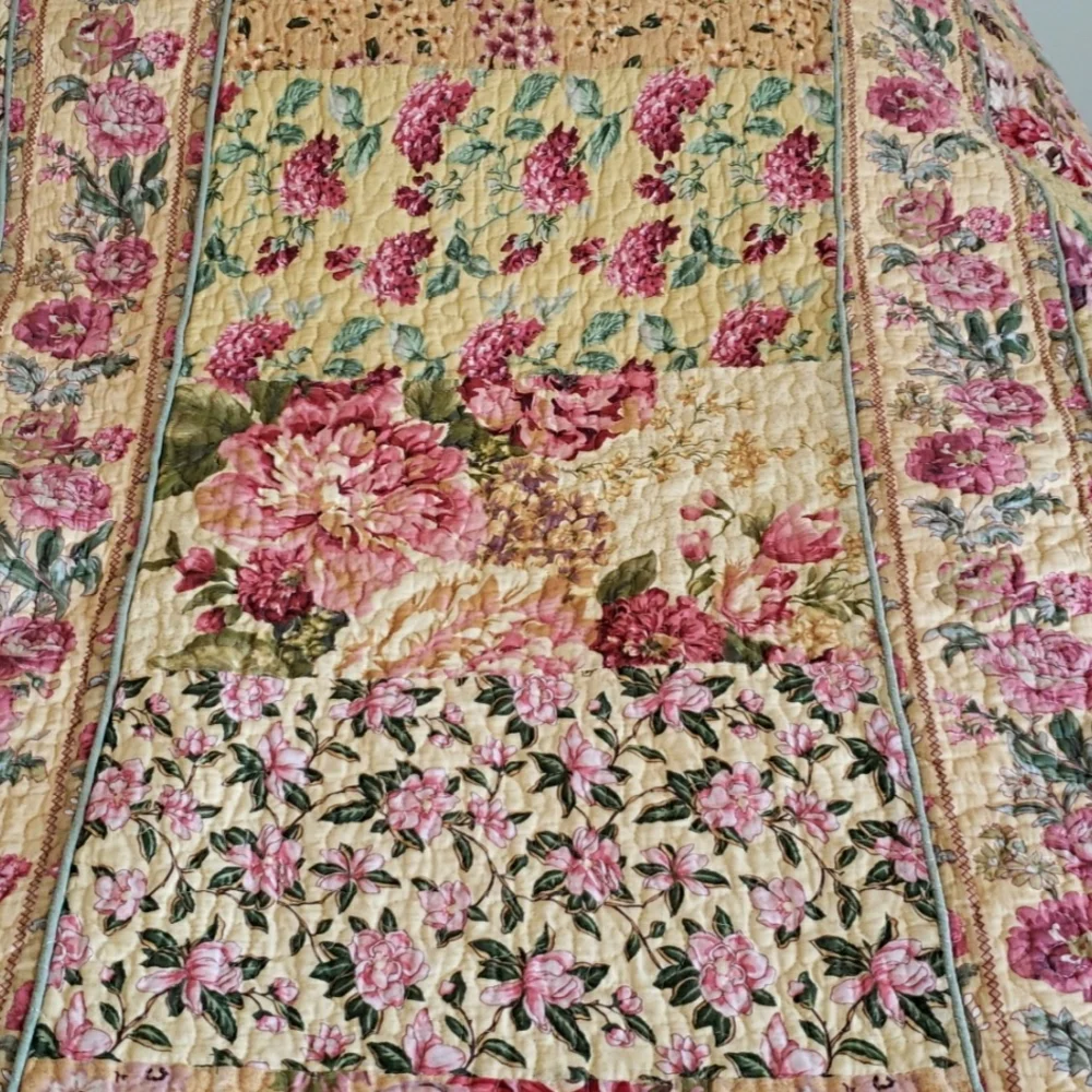 Elegant Floral Quilt Comforter with Pink and Green Design